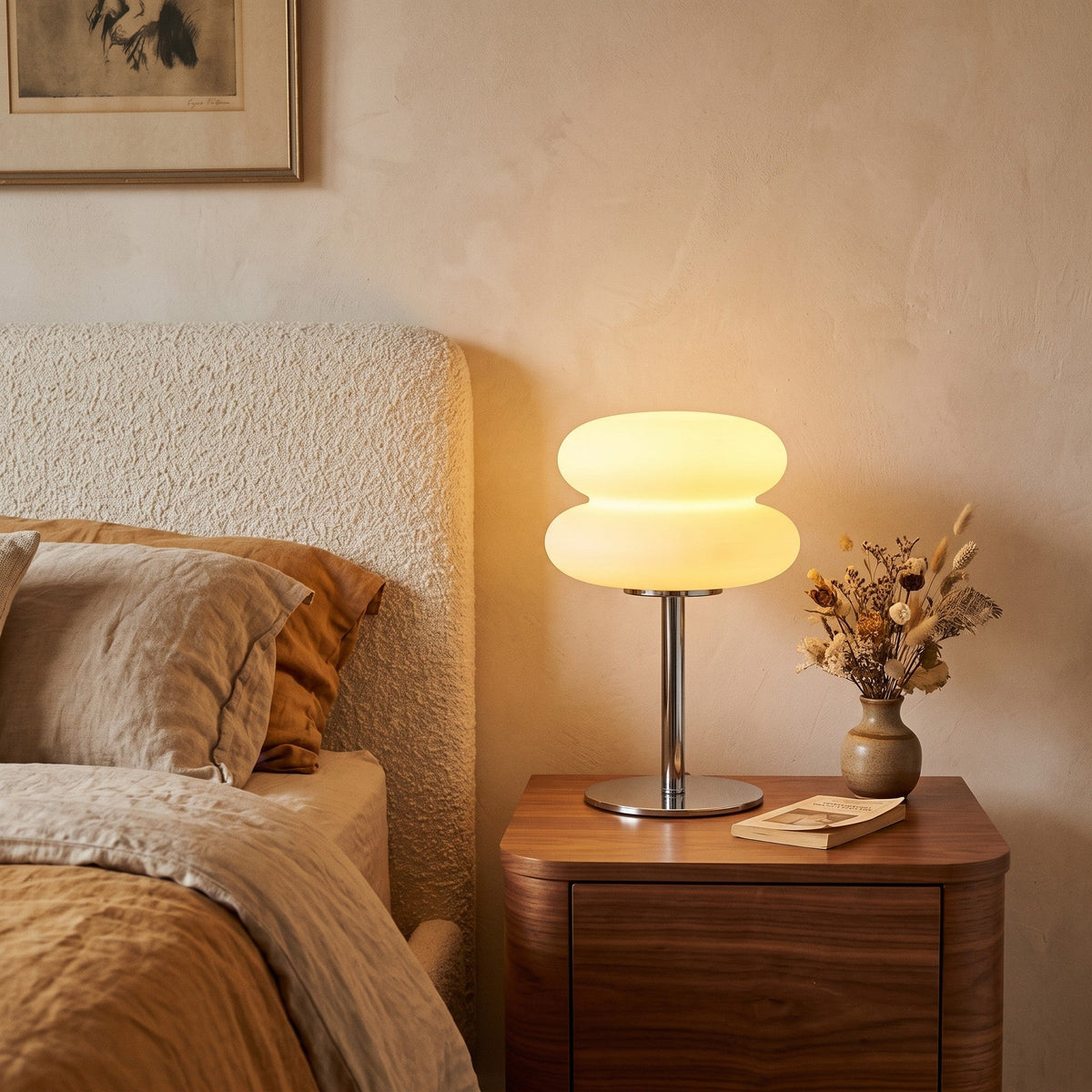 Lampe de chevet Fantaisie allumée sur une table de nuit en noyer