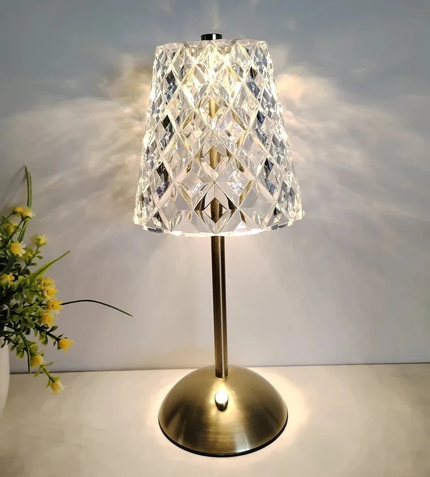 Lampe sans fil Nocturne, abat-jour Cône effet cristal, allumée en blanc chaud