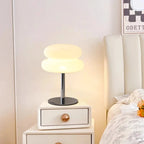 Lampe à poser Fantaisie sur une table de chevet blanche