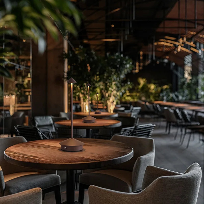 Lampes sans fil Solo sur les tables d'un restaurant le soir