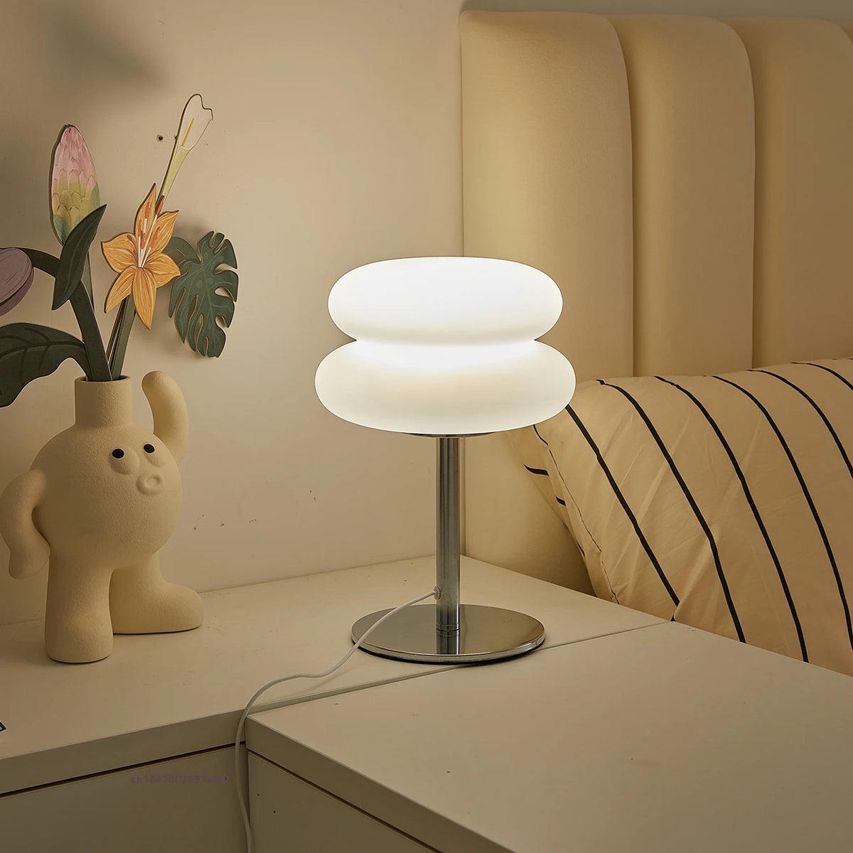 Lampe à poser Fantaisie en lumière blanche dans une chambre