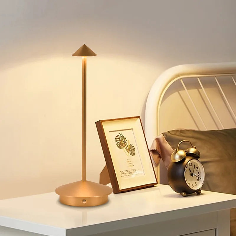 Lampe sans fil Solo dorée sur une table de chevet