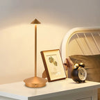 Lampe sans fil Solo dorée sur une table de chevet