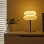 Lampe à poser Fantaisie allumée en lumière chaude sur une commode