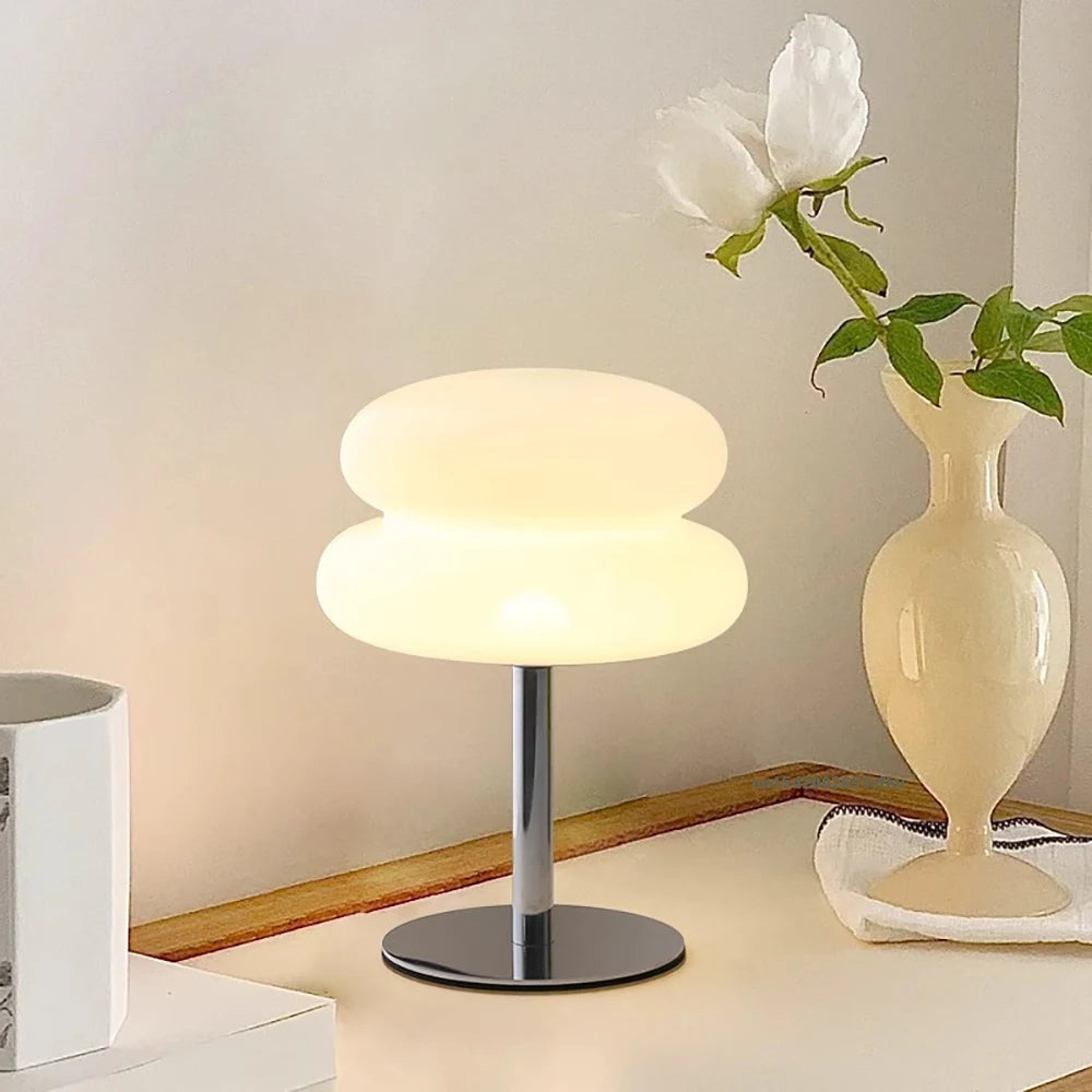 Lampe à poser Fantaisie allumée à côté d'un vase de fleurs