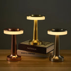 Trois lampes sans fil Fugue allumées sur des livres