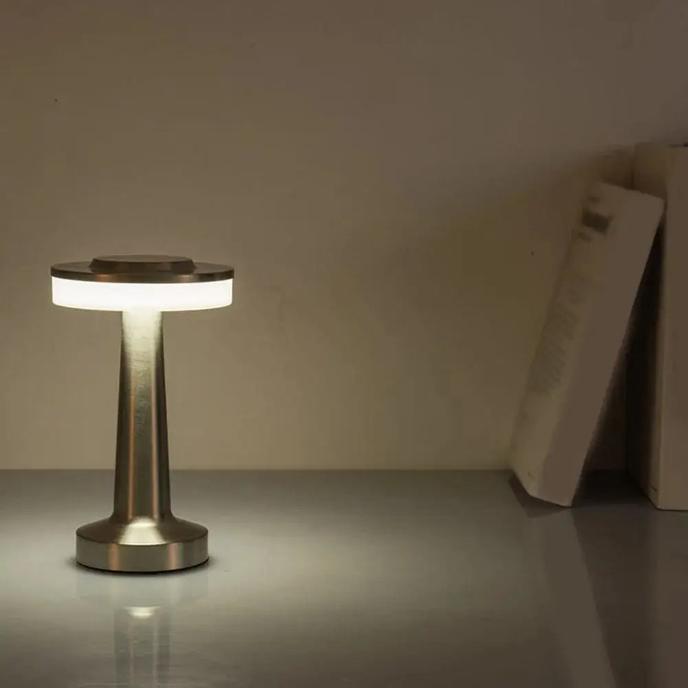 Lampe sans fil Fugue argent allumée dans une pièce tamisée