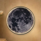 Applique murale lune LED Clair de lune allumée, halo de lumière chaude sur un mur enduit