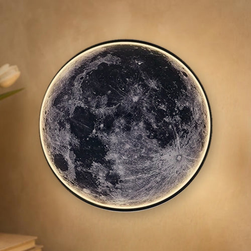 Applique murale lune LED Clair de lune allumée, halo de lumière chaude sur un mur enduit