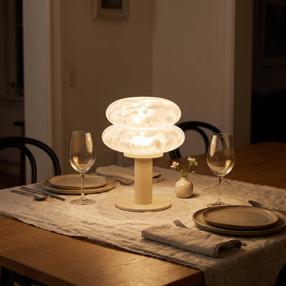 Lampe Berceuse blanche sur une table de dîner