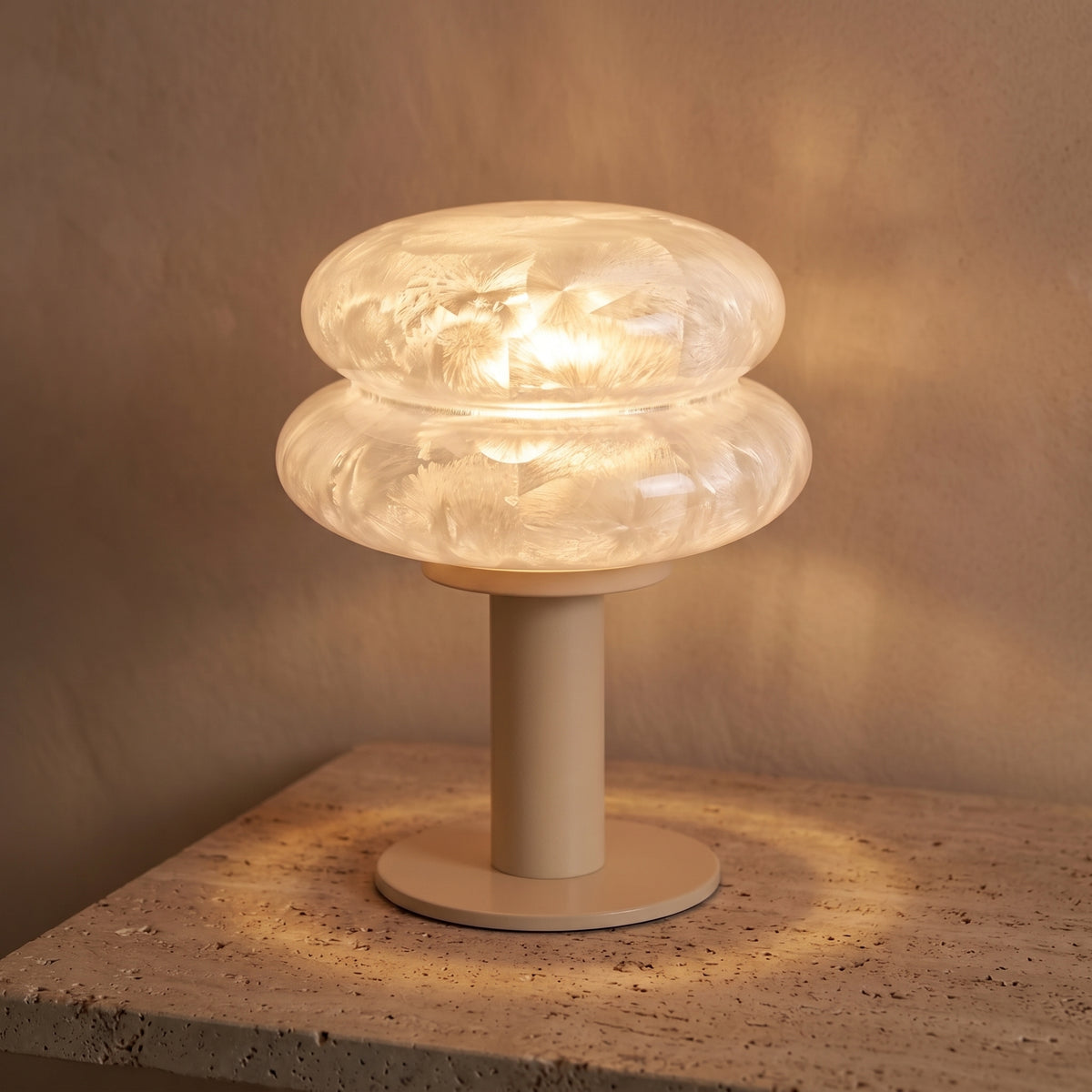 Lampe sans fil Berceuse blanche allumée sur une console en travertin