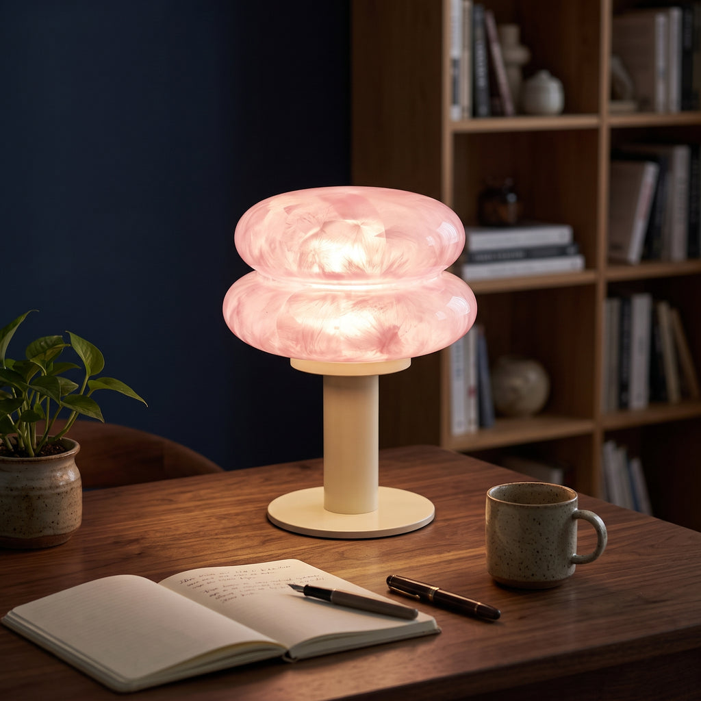 Lampe Berceuse rose sur un bureau