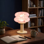 Lampe Berceuse rose sur un bureau