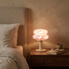 Lampe Berceuse rose sur une table de chevet