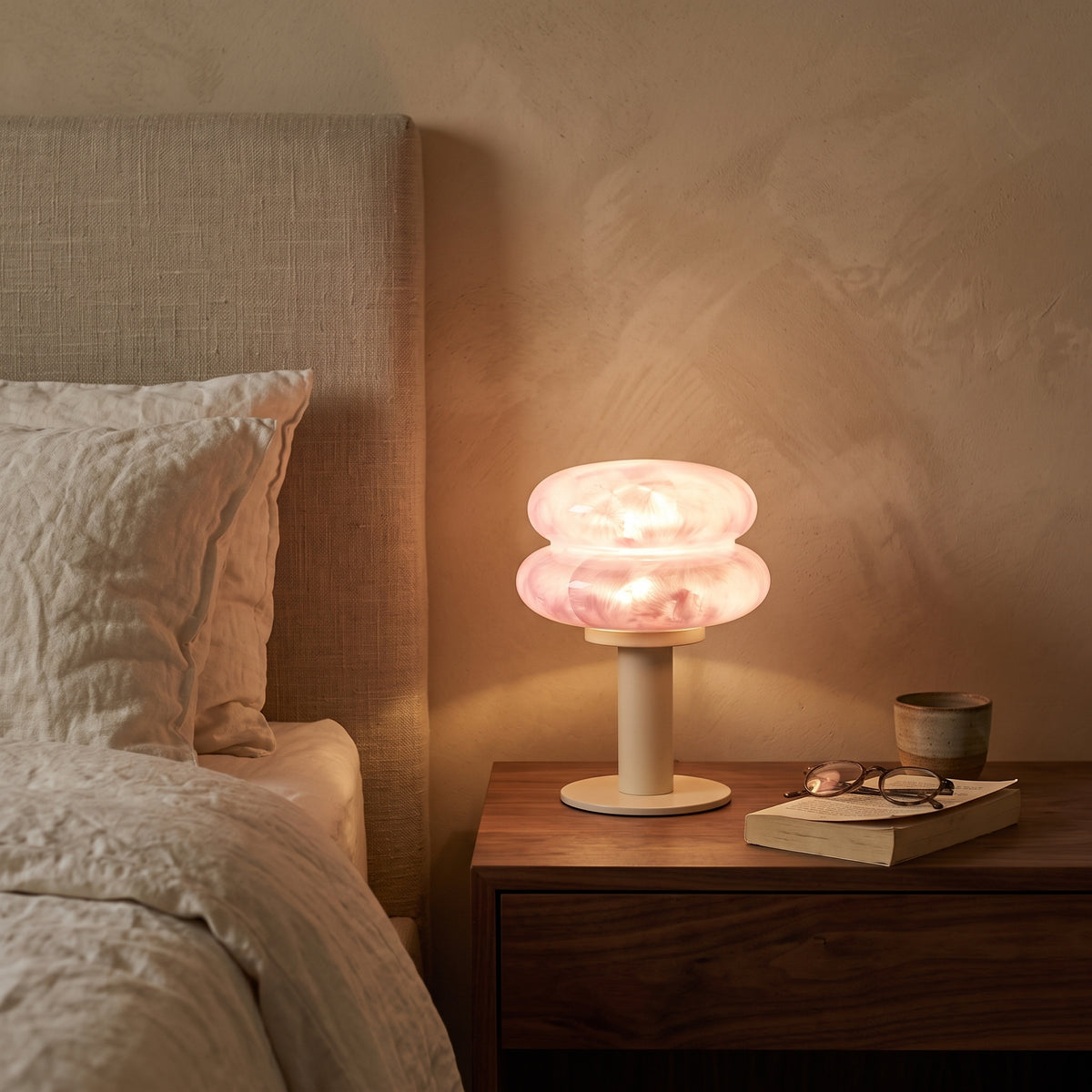 Lampe Berceuse rose sur une table de chevet