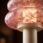 Détail de l'abat-jour marbré de la lampe Berceuse rose