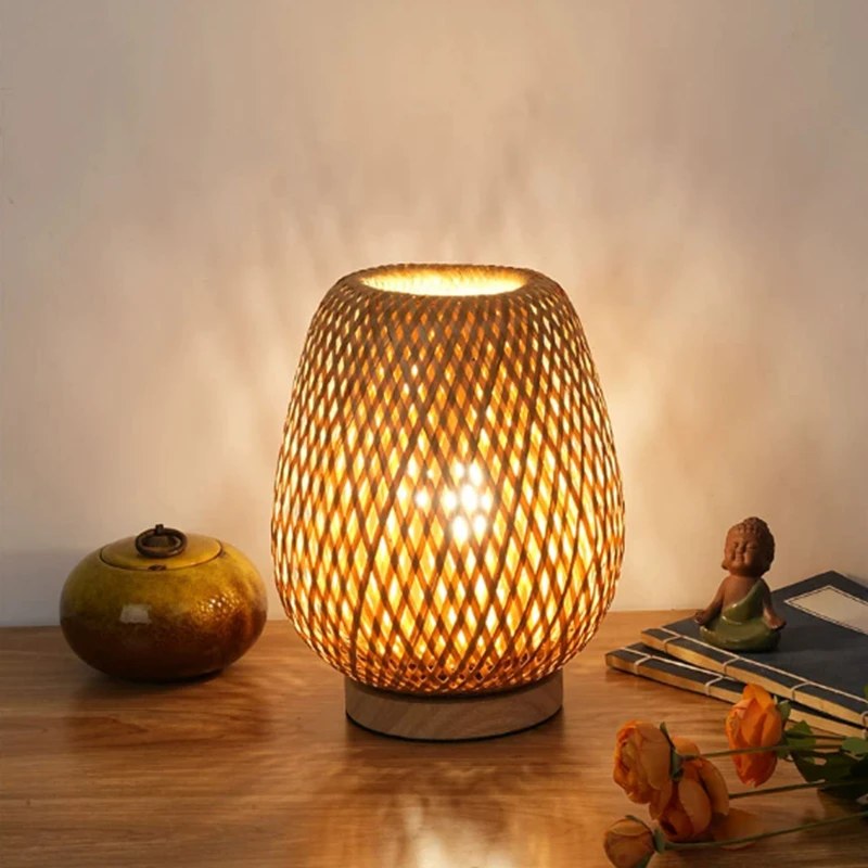 Lampe Bourrée en bambou tressé allumée, lumière chaude à travers le tressage