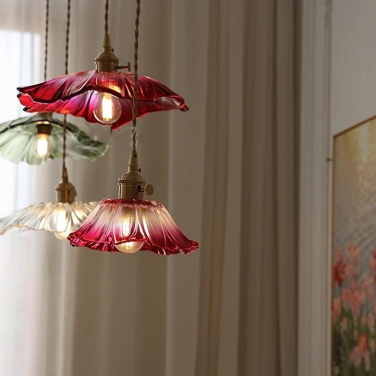 Suspensions pétales Capriccio en verre coloré allumées