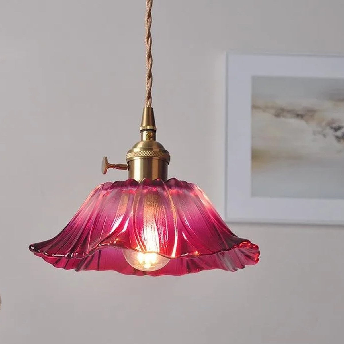 Suspension pétale Capriccio en verre framboise, douille en laiton