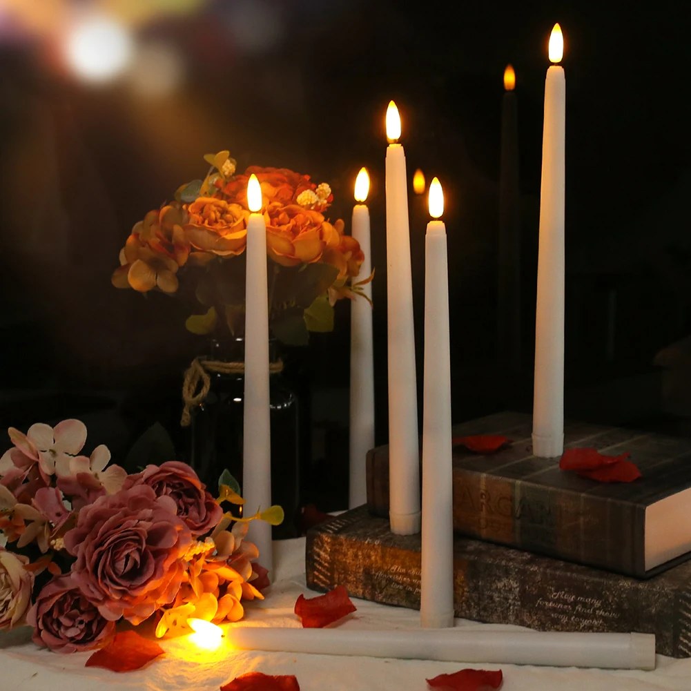 Bougies LED chandelles Carillon allumées sur une table de fête avec des fleurs