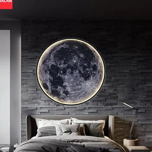 Applique lune Clair de lune au-dessus d'un lit, sur un mur en pierre