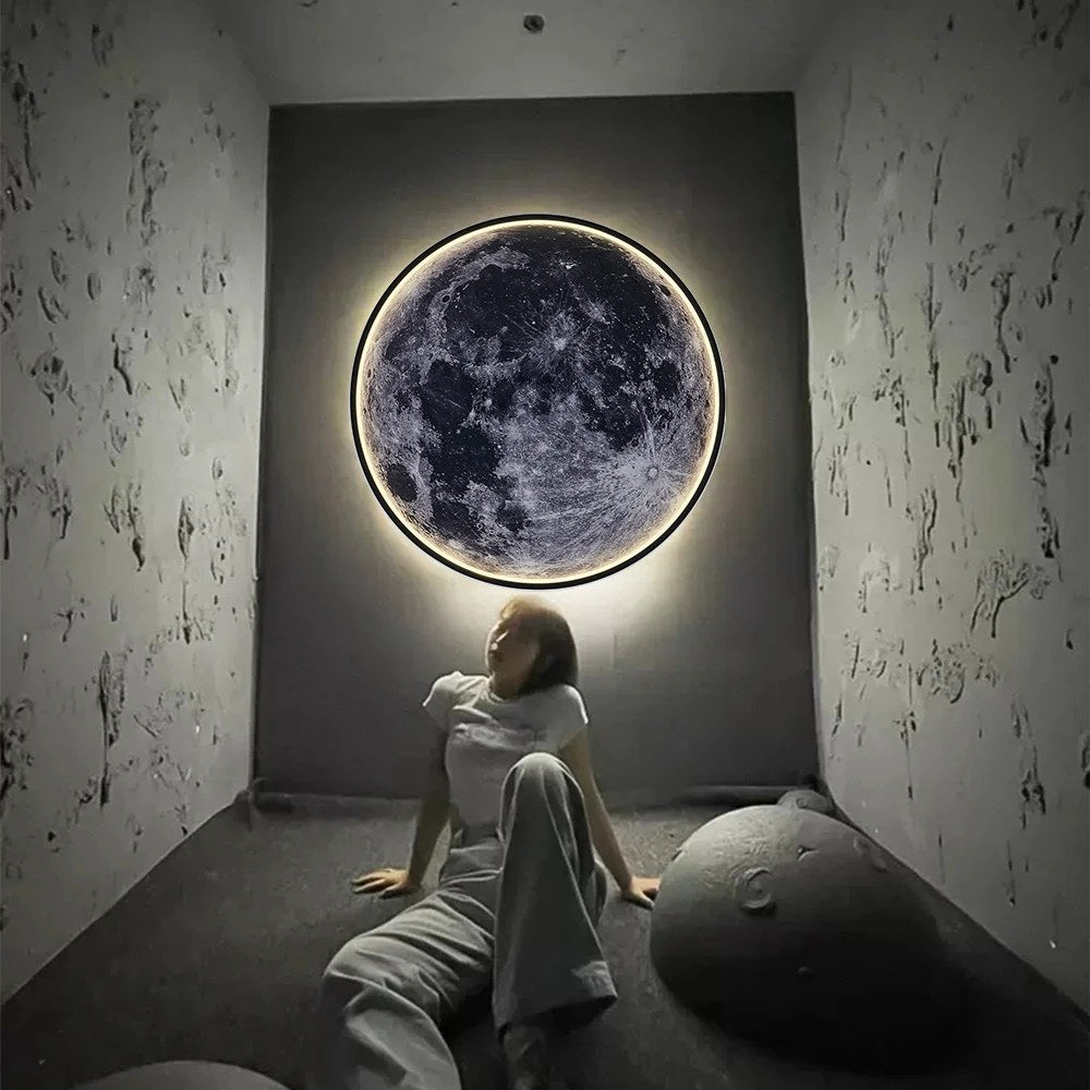 Grande lune lumineuse au mur, halo de lumière chaude