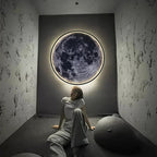 Grande lune lumineuse au mur, halo de lumière chaude