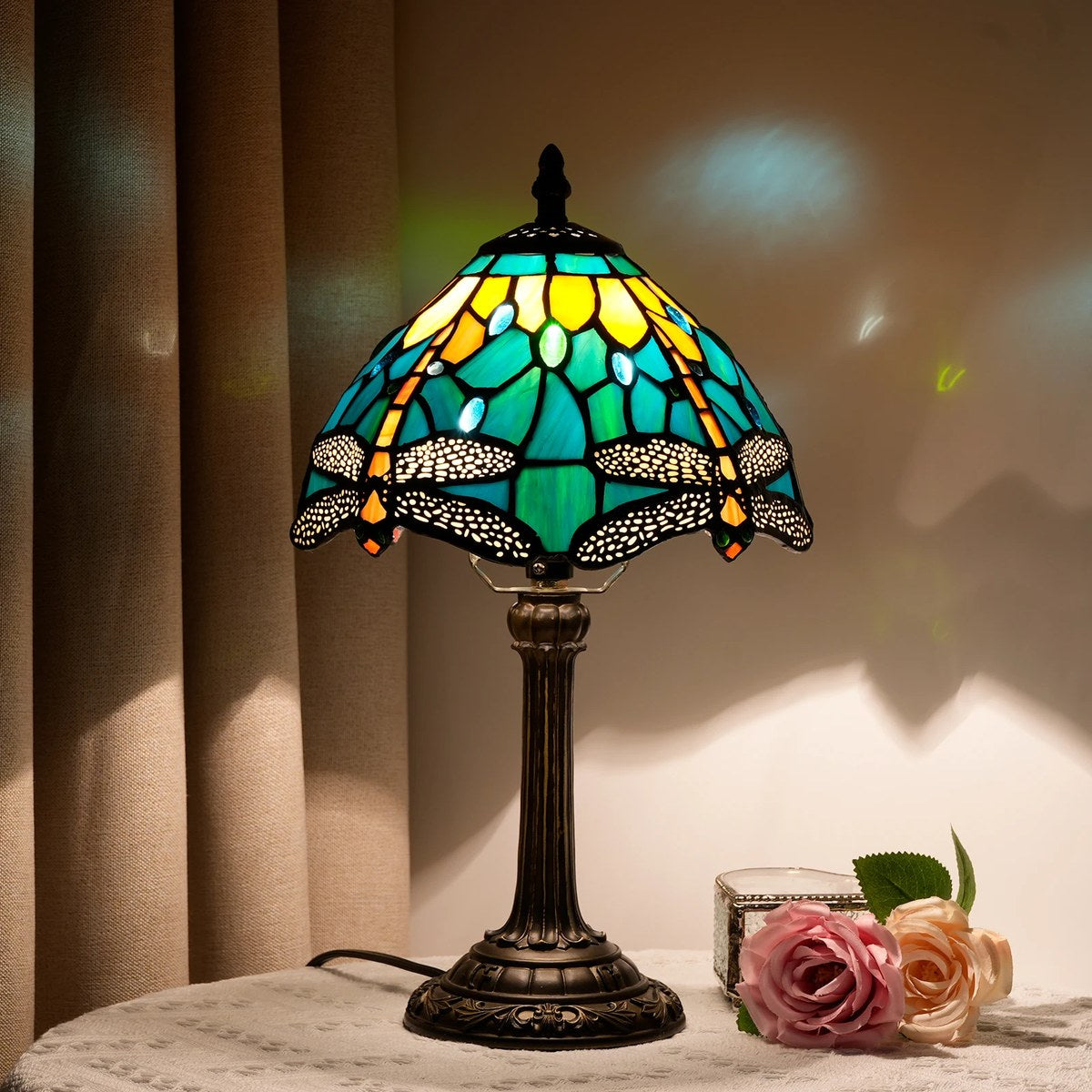 Détail du vitrail de la lampe Gavotte, lumière chaude à travers le verre