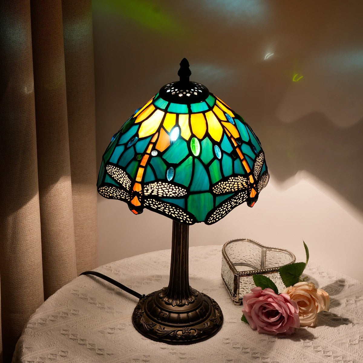 Abat-jour en vitrail de la lampe Gavotte vu de près