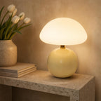 Lampe champignon Romance crème allumée sur une console en travertin