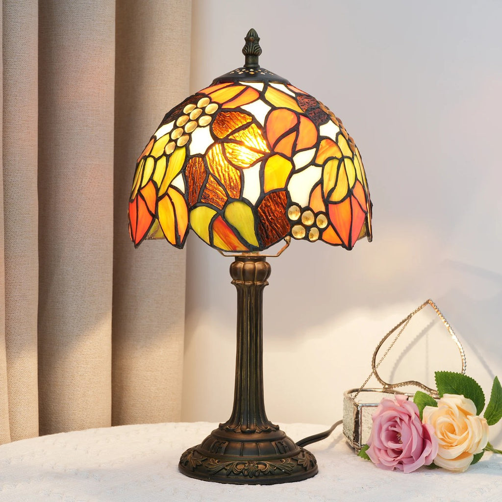 Lampe Tiffany Impromptu vigne sur une table de chevet