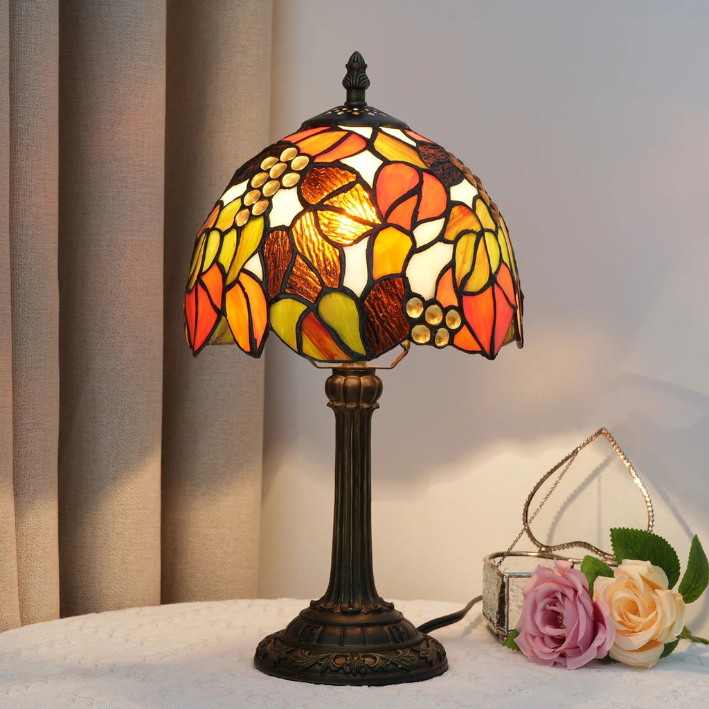 Petite lampe Tiffany Impromptu motif vigne d'automne allumée