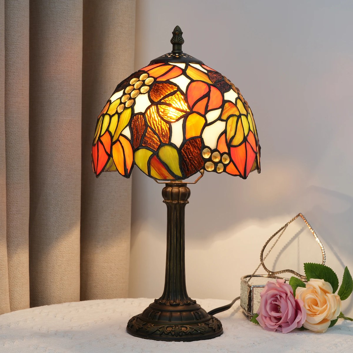 Petite lampe Tiffany Impromptu motif vigne d'automne allumée
