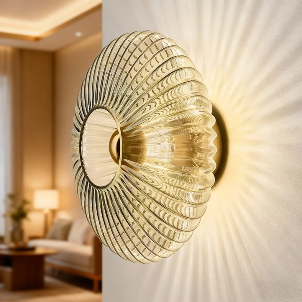 Applique Intermezzo en verre strié fumé allumée dans un salon, rayons de lumière sur le mur