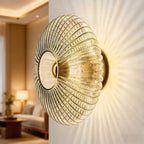 Applique Intermezzo en verre strié fumé allumée dans un salon, rayons de lumière sur le mur