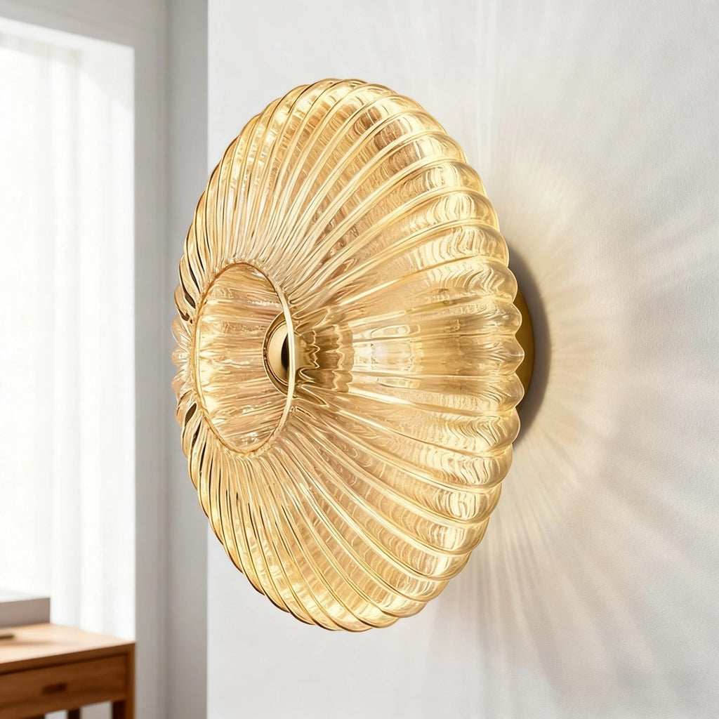 Applique Intermezzo cognac allumée au-dessus d'un bureau
