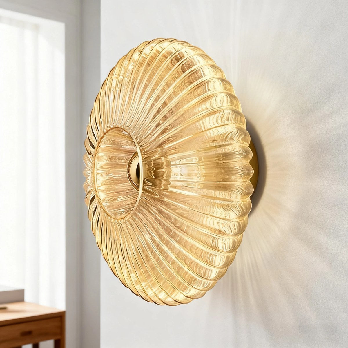 Applique Intermezzo cognac allumée au-dessus d'un bureau
