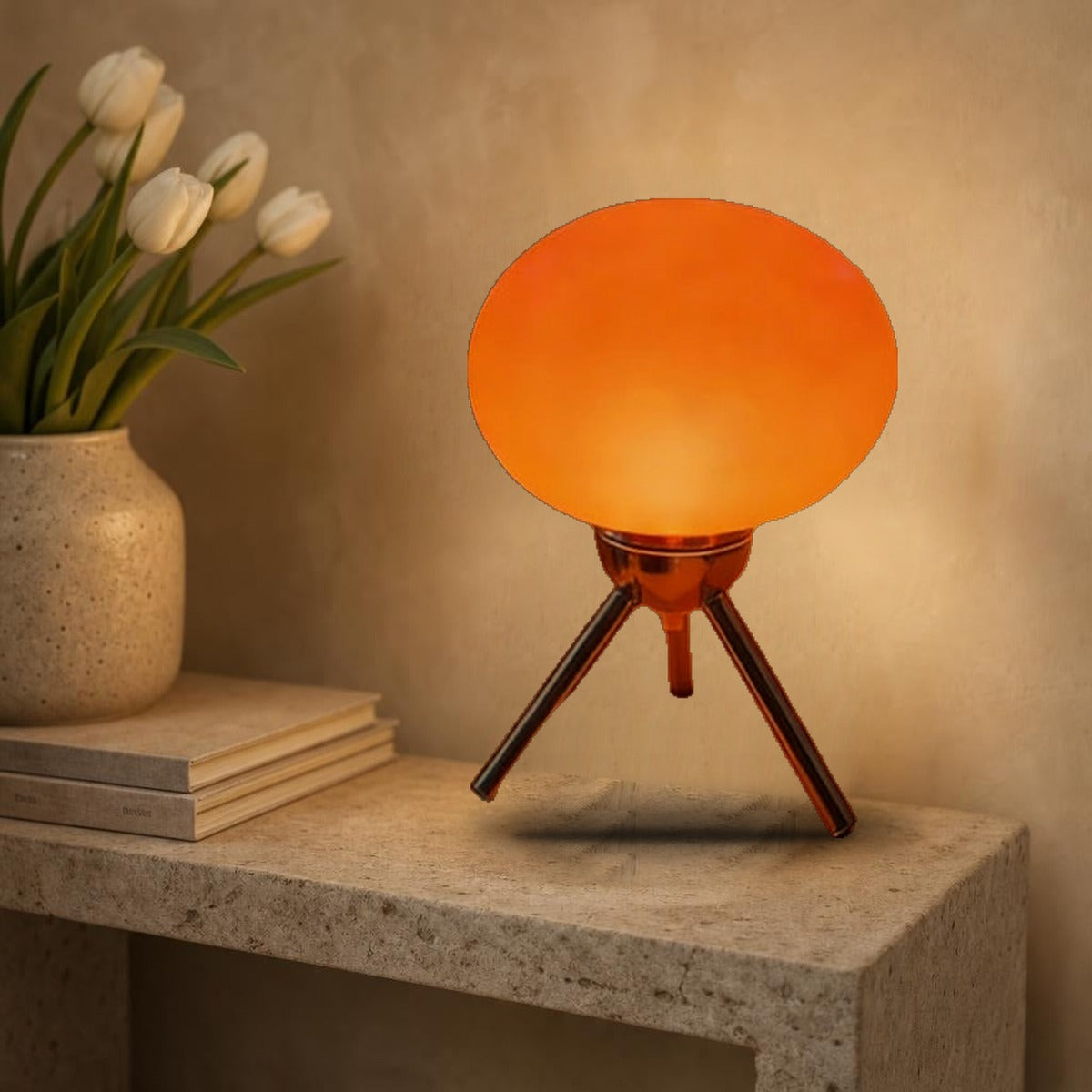 Lampe Bauhaus Scherzo rouge allumée sur une console en pierre, globe en verre sur trépied chromé