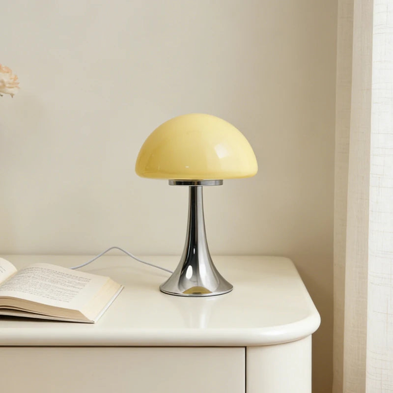 Lampe champignon Polka jaune beurre, dôme en verre opalin, pied chromé