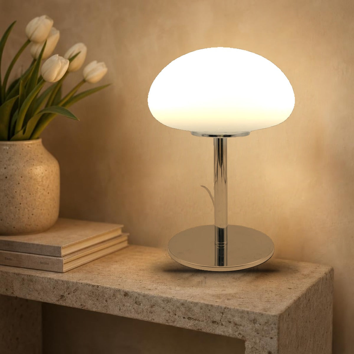 Lampe nuage Mazurka en verre opalin blanc allumée sur une console en pierre