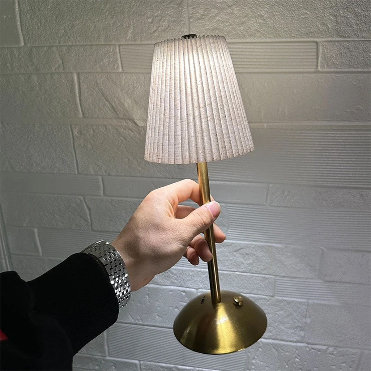 Lampe sans fil Musette tenue à la main, si légère qu'on la déplace partout