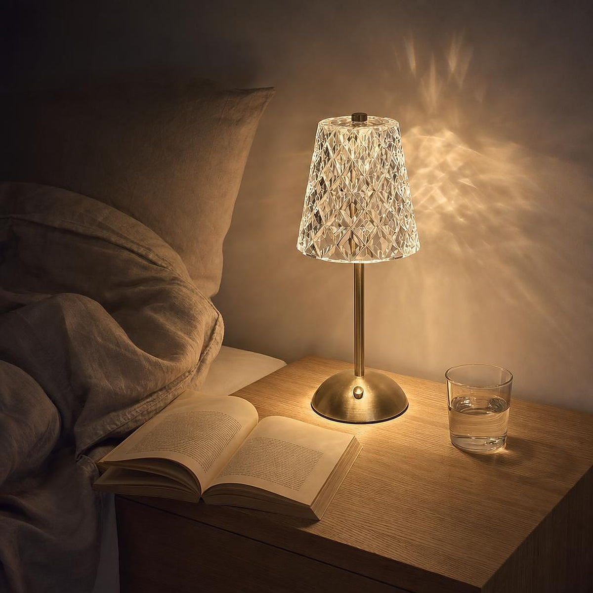 Lampe sans fil Nocturne modèle Cône sur une table de chevet, reflets sur le mur de la chambre