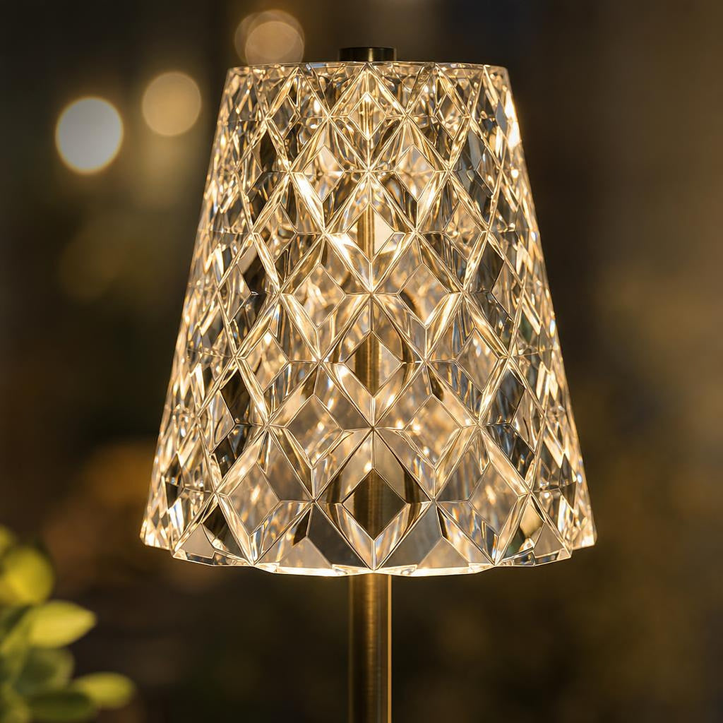Détail de l'abat-jour facetté effet cristal de la lampe Nocturne allumée