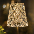 Détail de l'abat-jour facetté effet cristal de la lampe Nocturne allumée