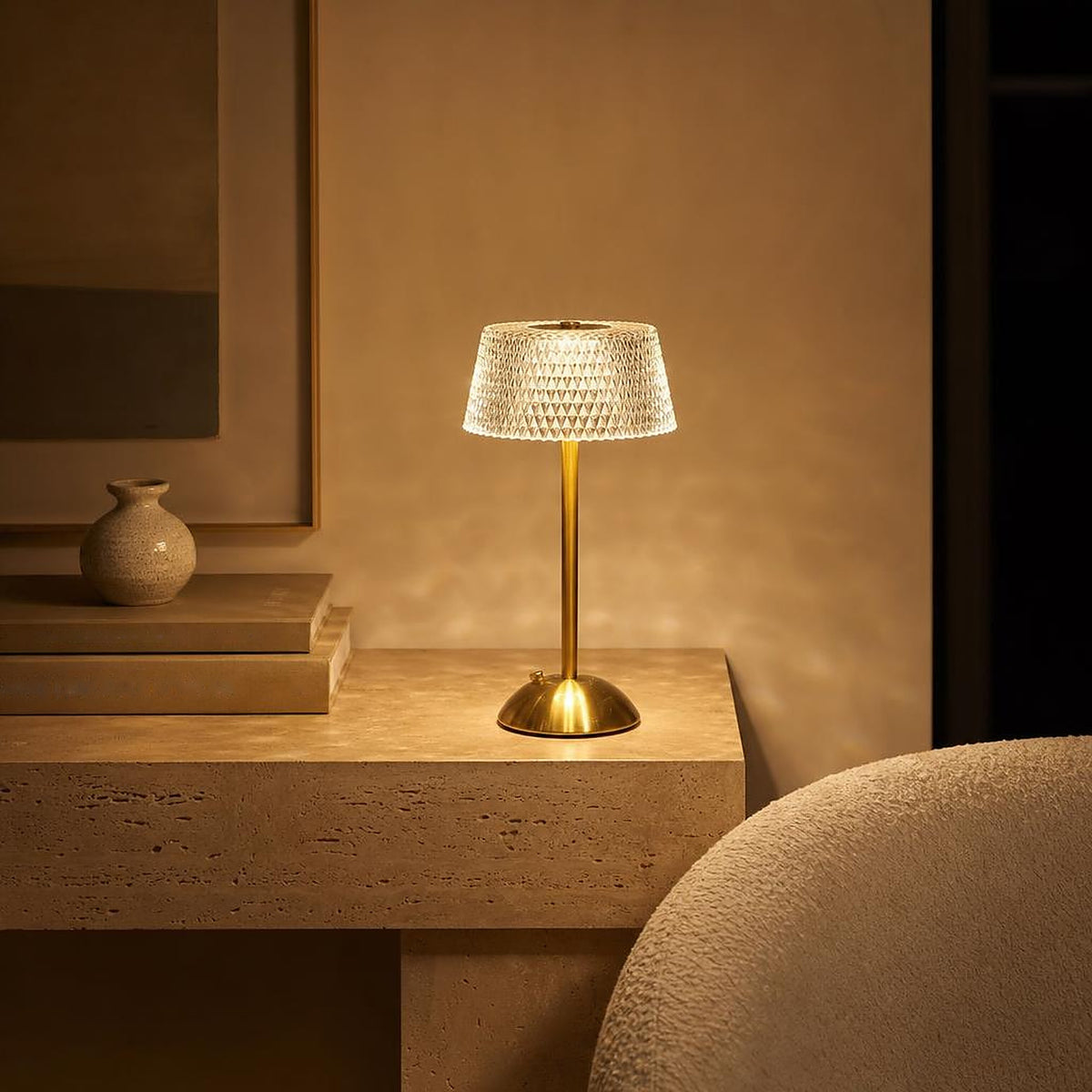 Lampe sans fil Nocturne modèle Coupole sur une console en travertin, dans un salon le soir