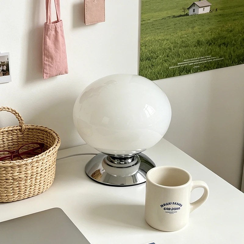 Lampe globe Opus blanc nacré en verre opalin sur socle chromé