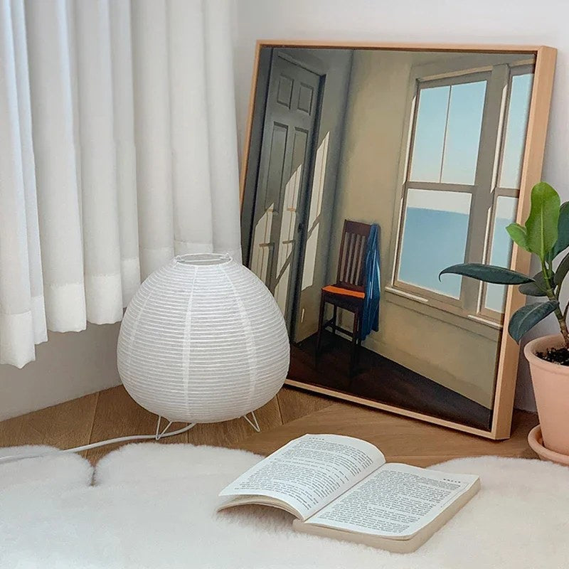 Lampe Pavane éteinte en journée, papier de riz blanc, près d'une fenêtre