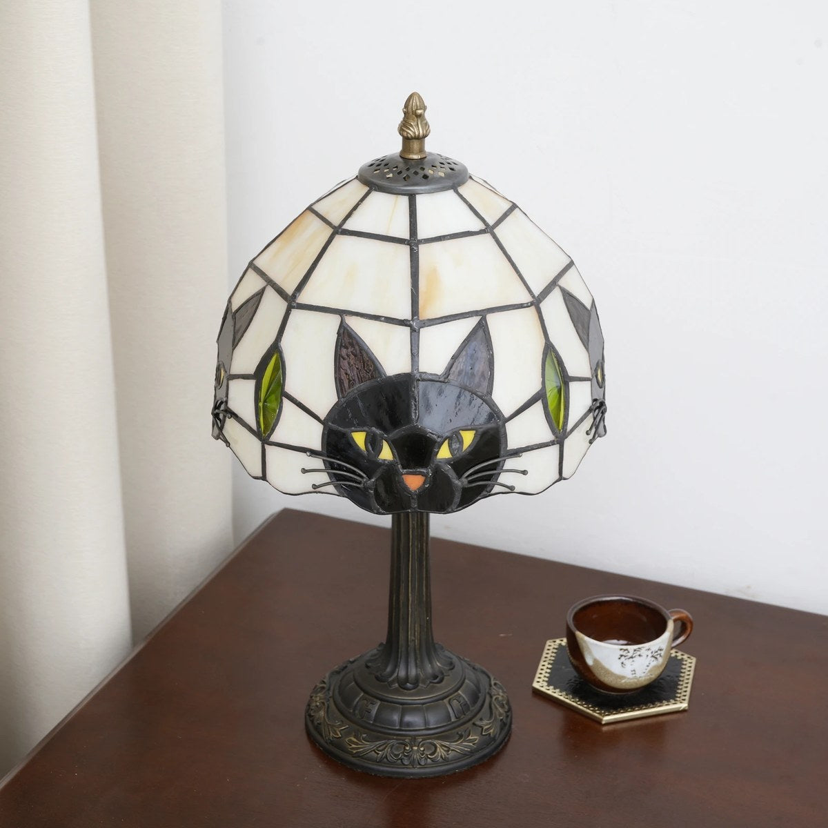 Lampe Tiffany chat noir Pizzicato éteinte, vitrail crème