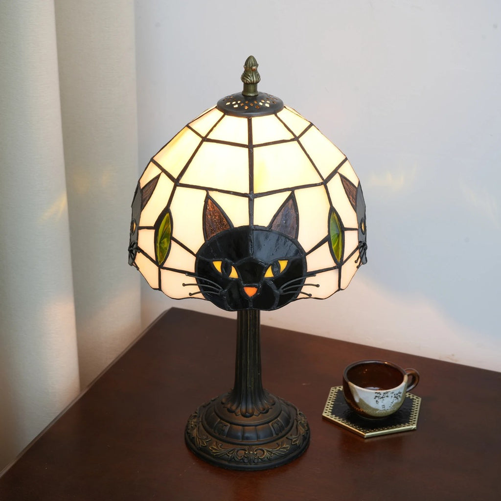 Lampe Tiffany chat noir Pizzicato allumée, lumière tamisée