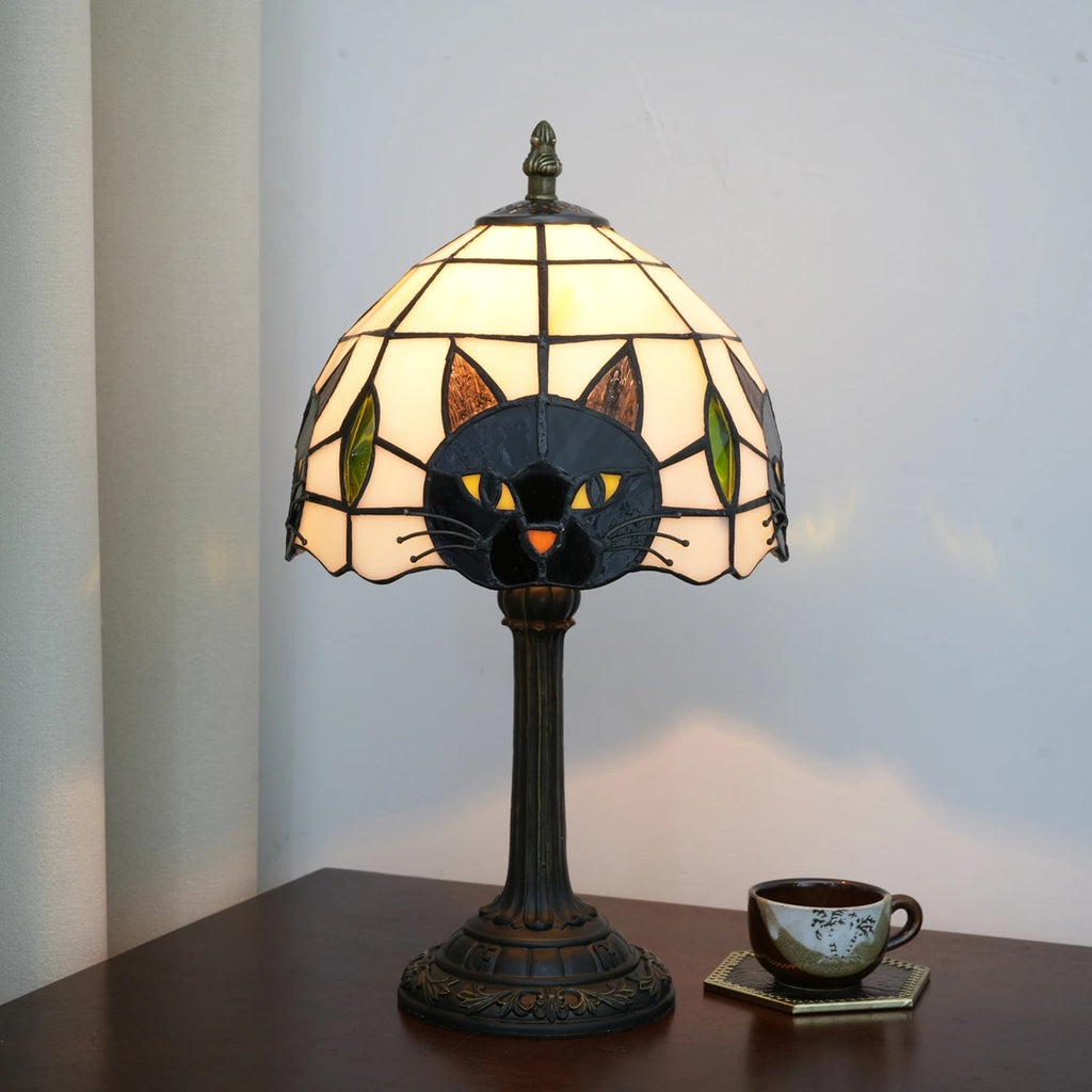 Lampe Tiffany chat noir Pizzicato fond crème allumée sur une table
